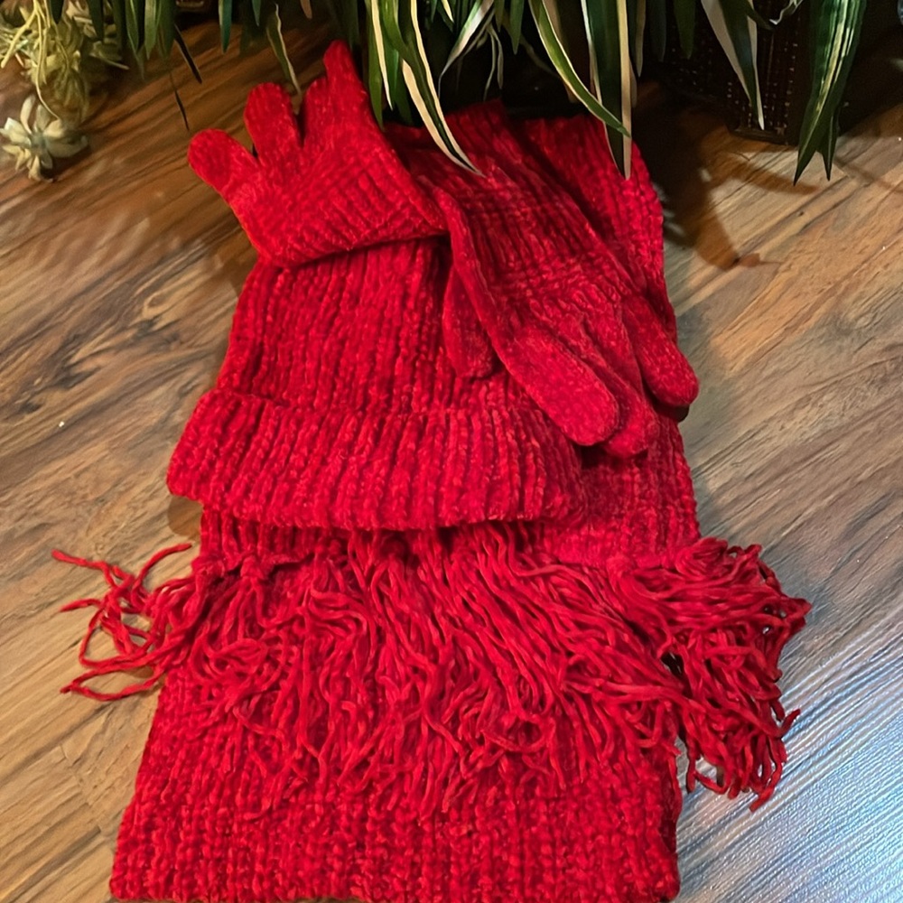 NWT~3 PC Set~Gotta Keep You Warm! Gloves, fringed Scarf & Hat matching set Red